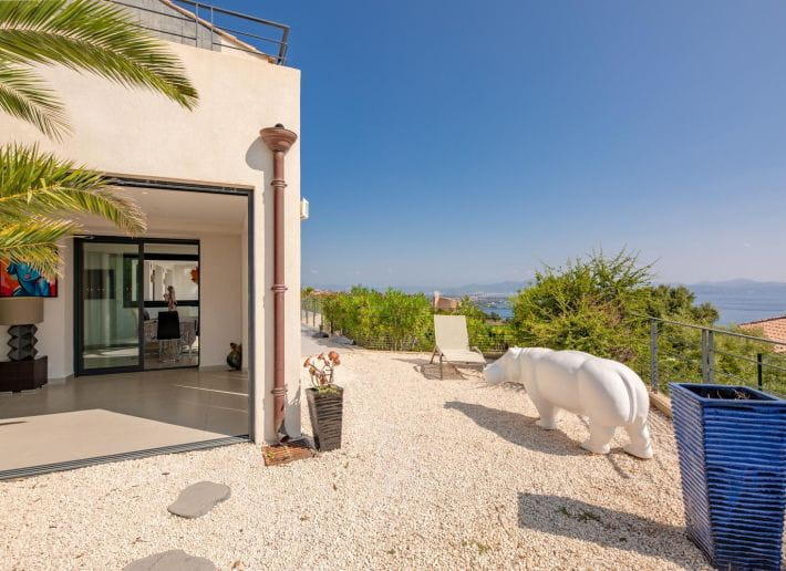 A VENDRE APPARTEMENT 3 PIECES REZ-DE-JARDIN GARAGE CAVE RESIDENCE AVEC PISCINE VUE MER PANORAMIQUE, AUX ISSAMBRES