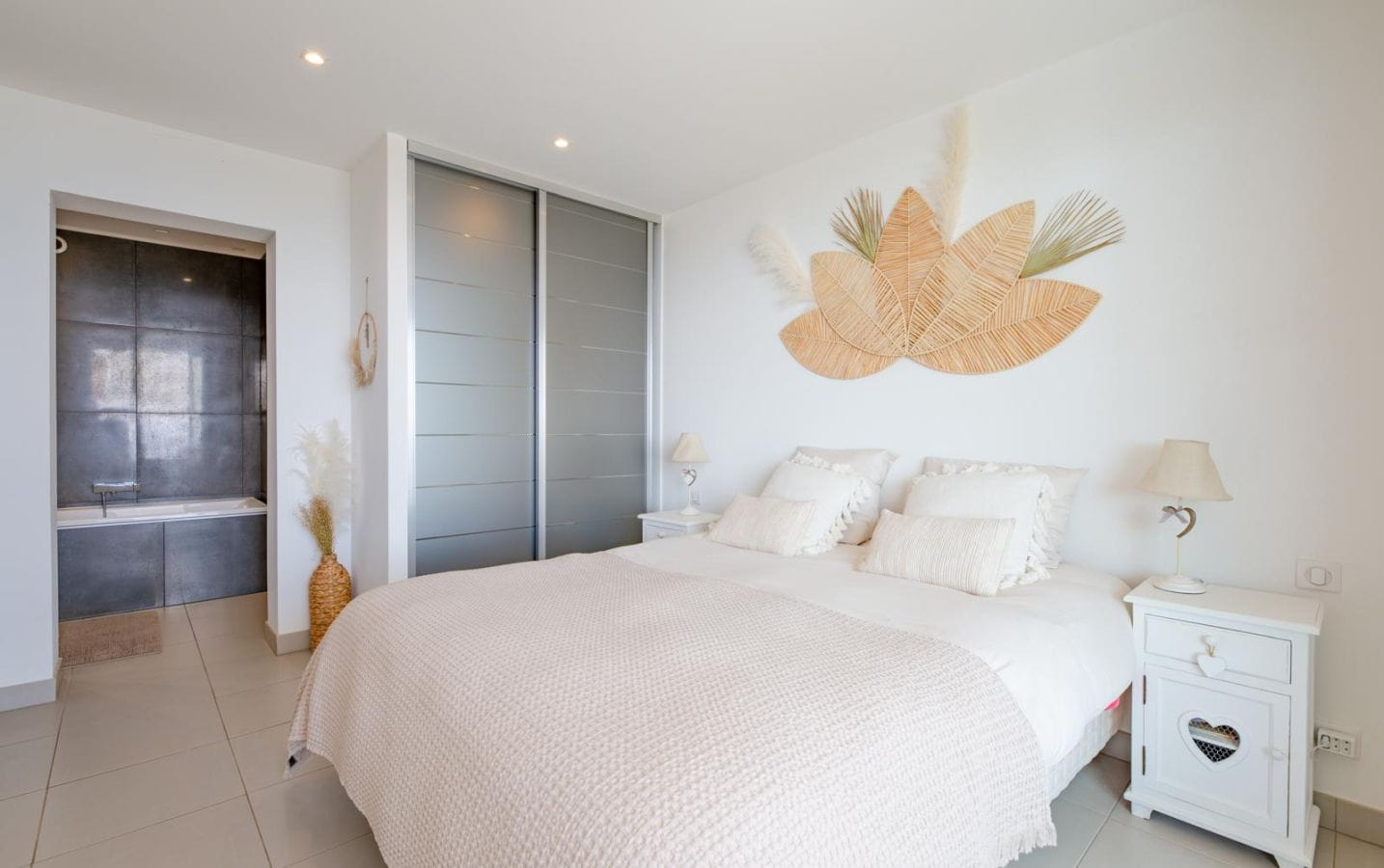 A VENDRE APPARTEMENT 3 PIECES REZ-DE-JARDIN GARAGE CAVE RESIDENCE AVEC PISCINE VUE MER PANORAMIQUE AUX ISSAMBRES Image 9