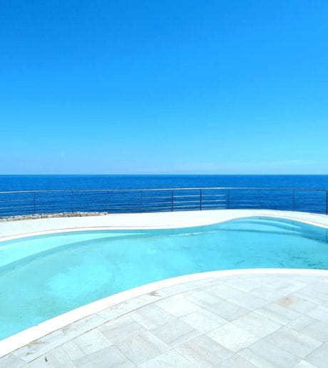 PIEDS DANS L EAU AVEC PISCINE Les Issambres 240 m2