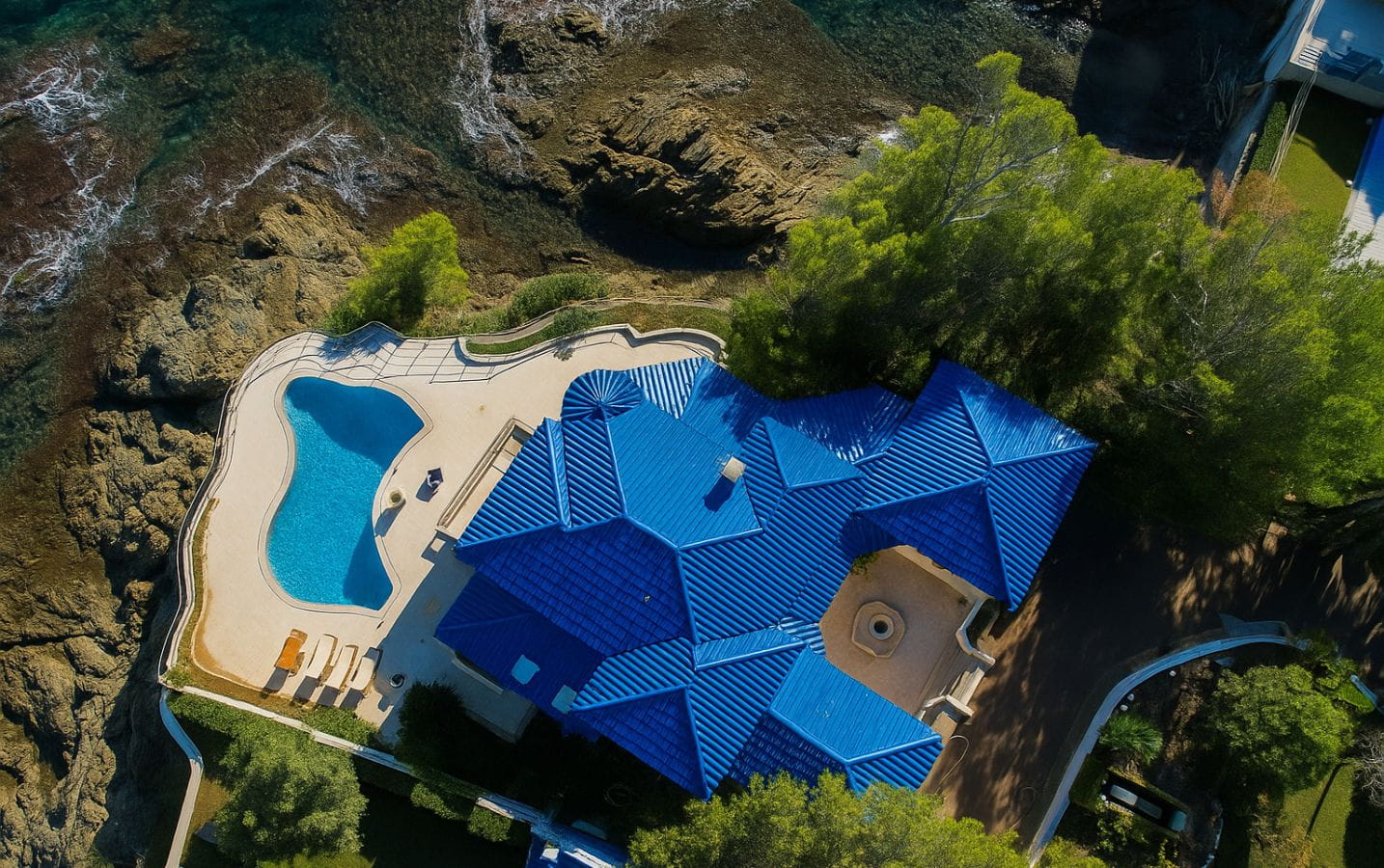 PIEDS DANS L’EAU VILLA DE 240M2 FACE A LA MER AVEC PISCINE, AUX ISSAMBRES Image 1