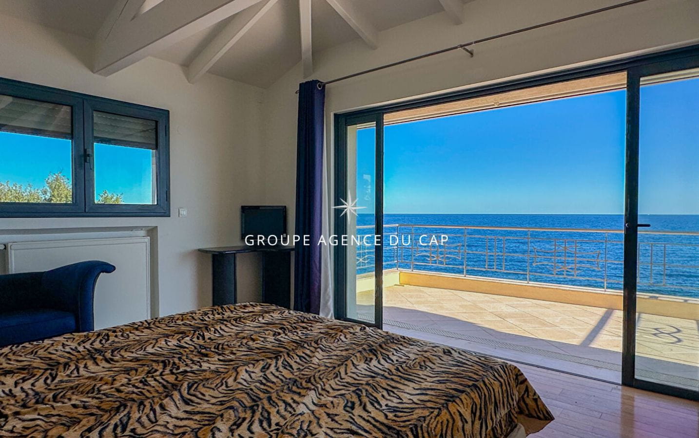 PIEDS DANS L’EAU VILLA DE 240M2 FACE A LA MER AVEC PISCINE, AUX ISSAMBRES Image 10