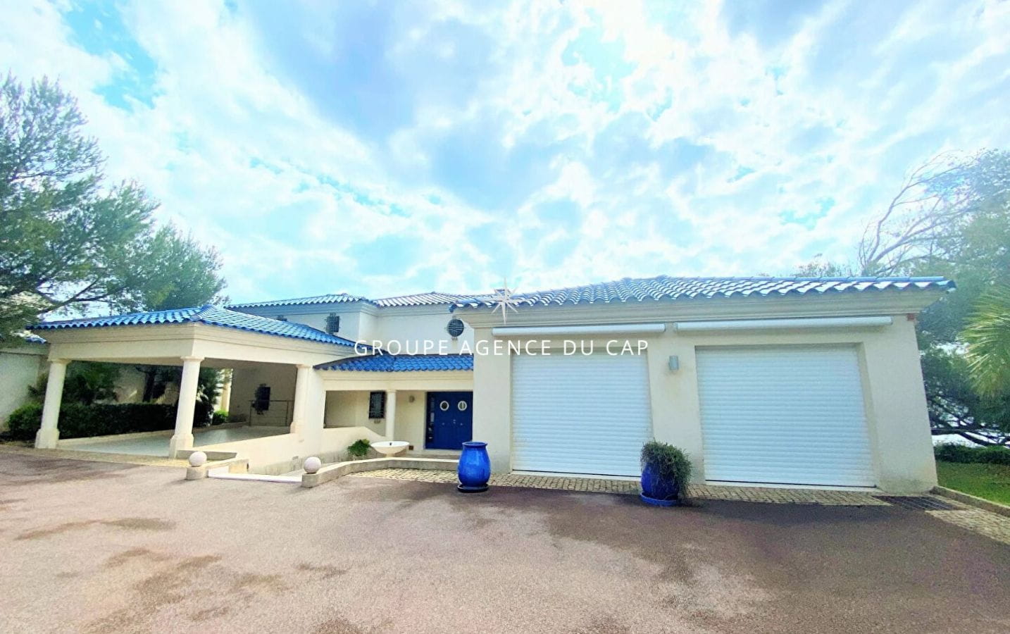 PIEDS DANS L’EAU VILLA DE 240M2 FACE A LA MER AVEC PISCINE, AUX ISSAMBRES Image 11