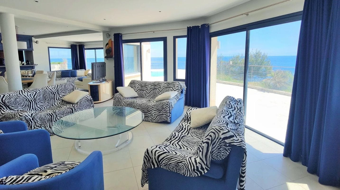 PIEDS DANS L’EAU VILLA DE 240M2 FACE A LA MER AVEC PISCINE, AUX ISSAMBRES Image 12