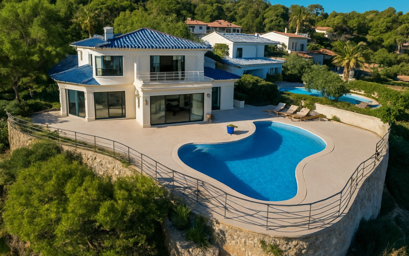 PIEDS DANS L’EAU VILLA DE 240M2 FACE A LA MER AVEC PISCINE, AUX ISSAMBRES Image 0