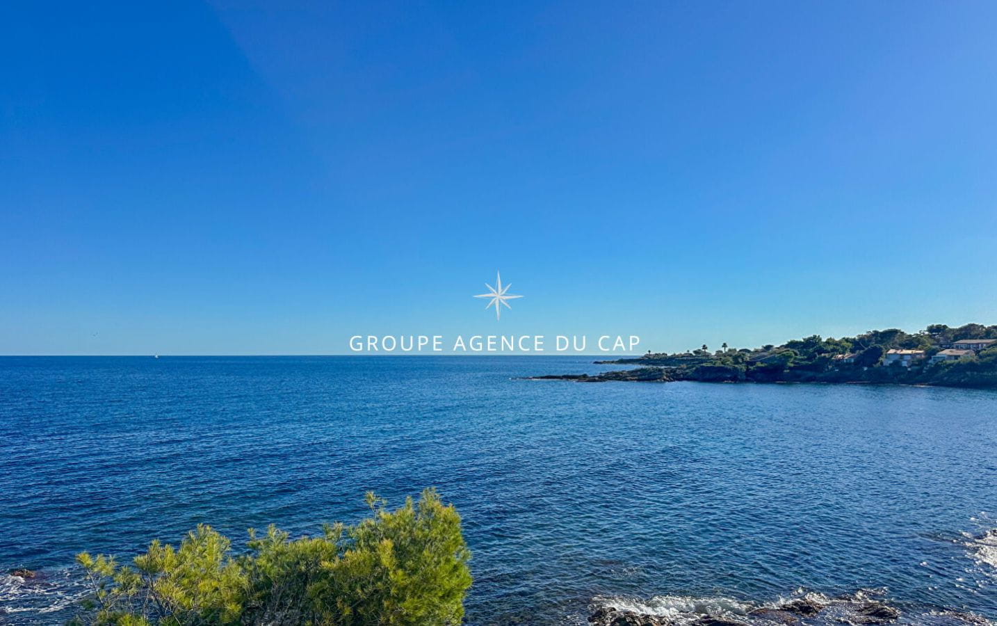 PIEDS DANS L’EAU VILLA DE 240M2 FACE A LA MER AVEC PISCINE, AUX ISSAMBRES Image 16