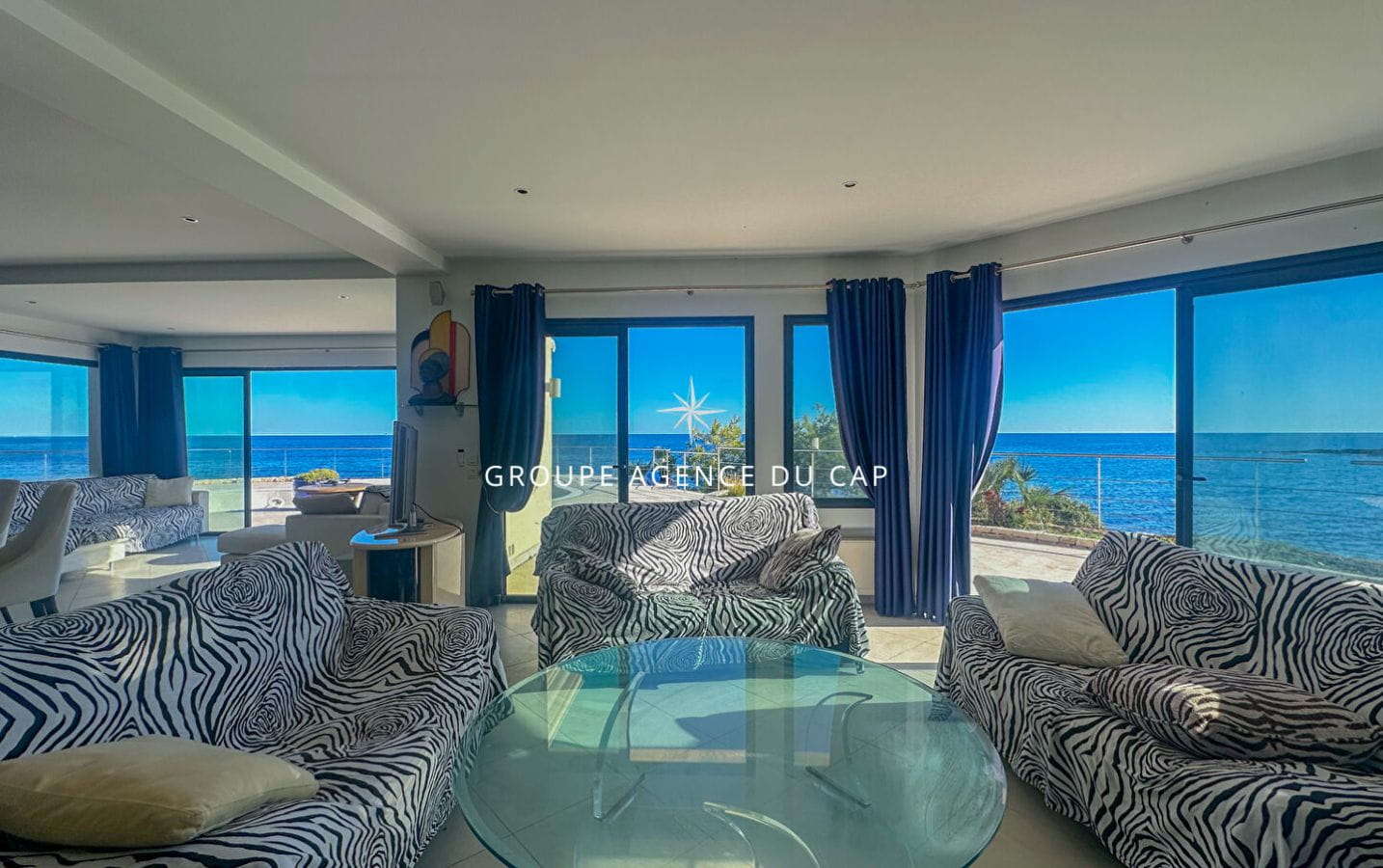 PIEDS DANS L’EAU VILLA DE 240M2 FACE A LA MER AVEC PISCINE, AUX ISSAMBRES Image 3