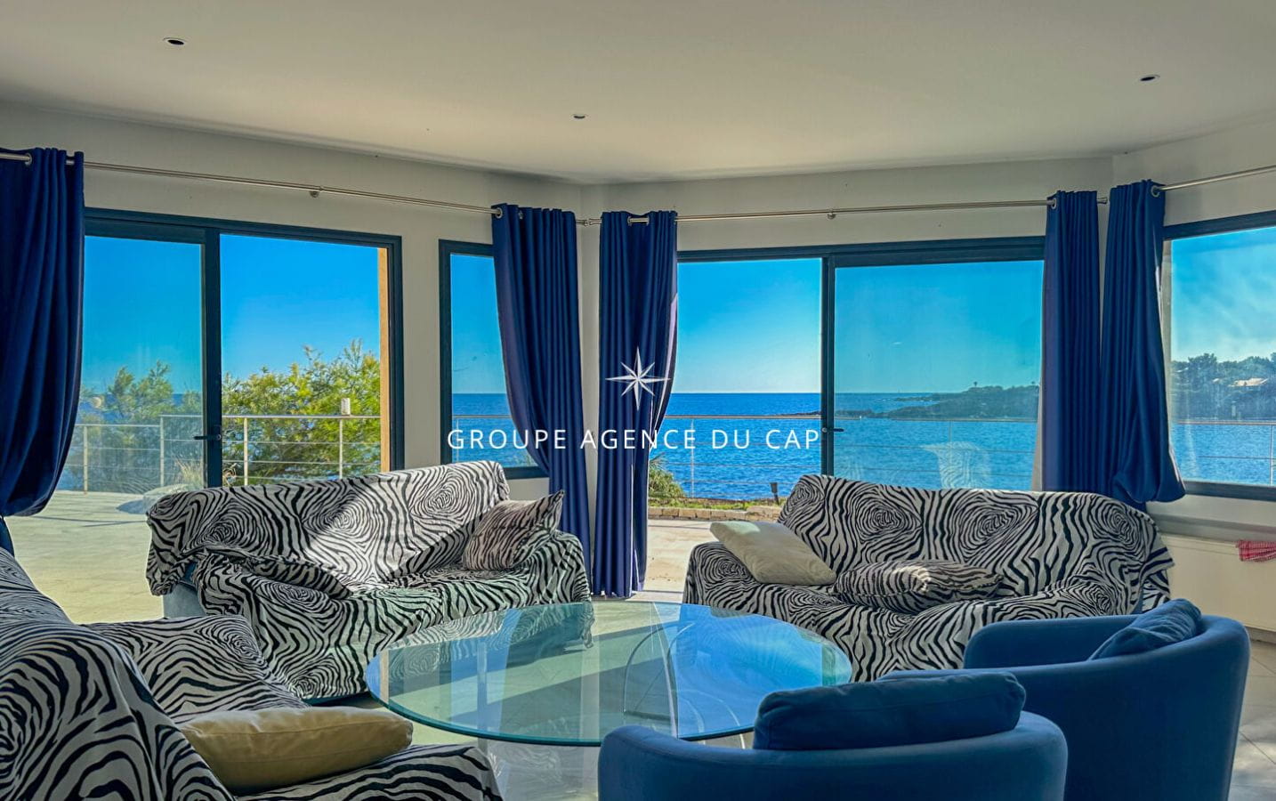 PIEDS DANS L’EAU VILLA DE 240M2 FACE A LA MER AVEC PISCINE, AUX ISSAMBRES Image 4