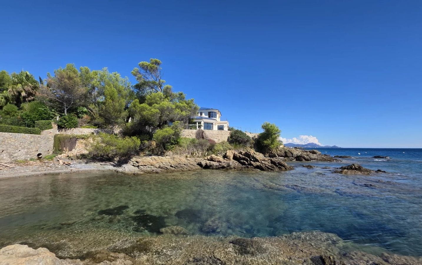 PIEDS DANS L’EAU VILLA DE 240M2 FACE A LA MER AVEC PISCINE, AUX ISSAMBRES Image 6