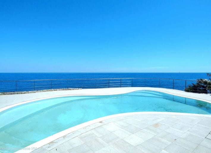 PIEDS DANS L’EAU VILLA DE 240M2 FACE A LA MER AVEC PISCINE, AUX ISSAMBRES