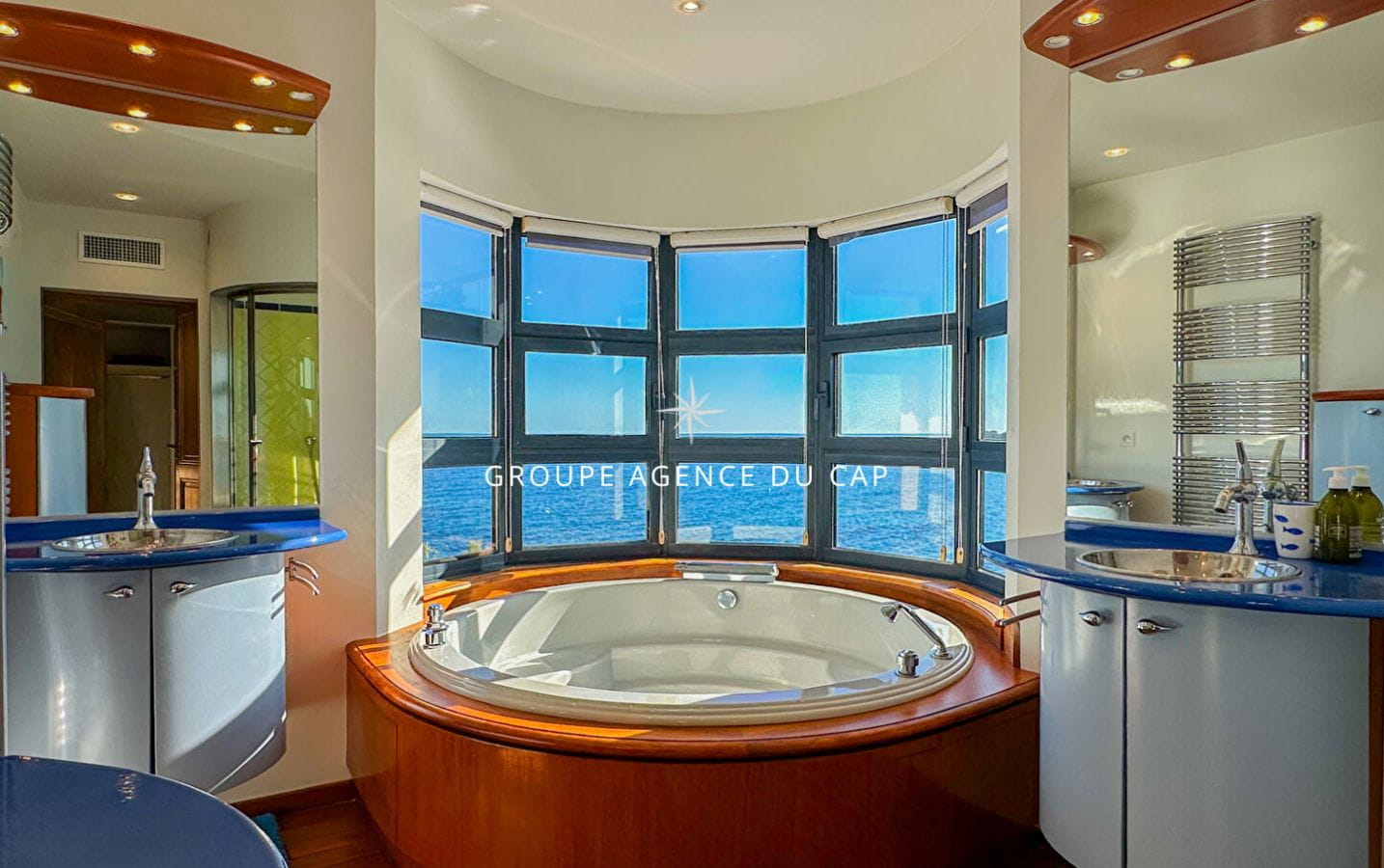 PIEDS DANS L’EAU VILLA DE 240M2 FACE A LA MER AVEC PISCINE, AUX ISSAMBRES Image 8