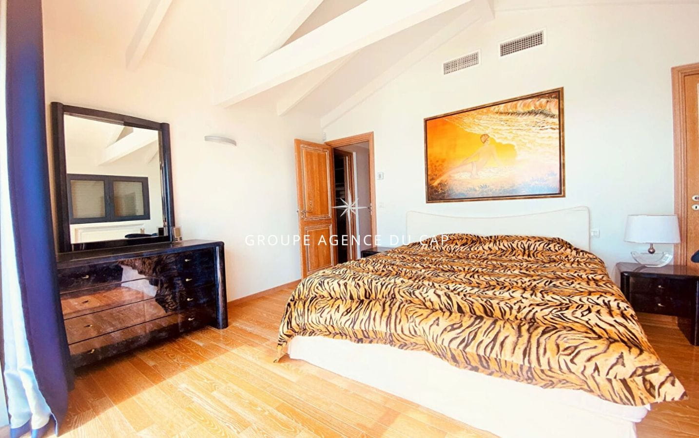 PIEDS DANS L’EAU VILLA DE 240M2 FACE A LA MER AVEC PISCINE, AUX ISSAMBRES Image 9