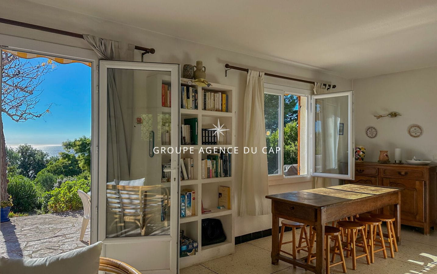 A VENDRE VILLA DE PLAIN PIED VUE MER LES ISSAMBRES Image 3