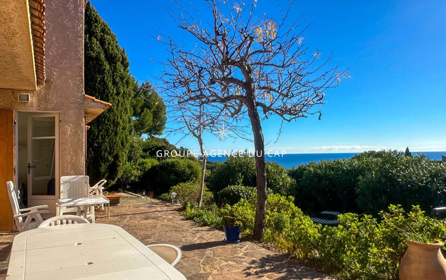 A VENDRE VILLA DE PLAIN PIED VUE MER LES ISSAMBRES Image 9