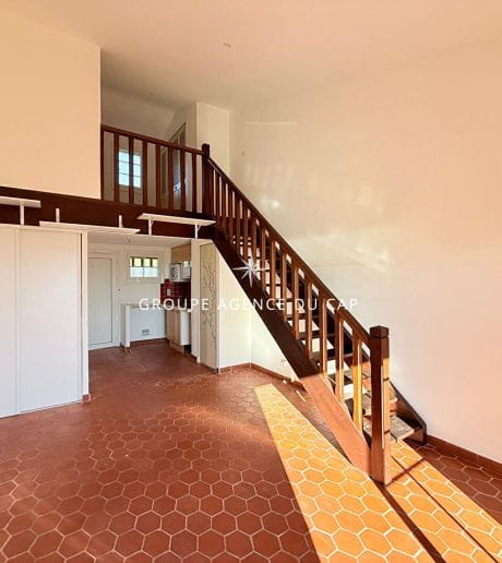 A VENDRE APPARTEMENT 2 PIÈCES EN DUPLEX AVEC UNE TERRASSE VUE MER, DANS UNE RÉSIDENCE PROCHE DES PLAGES, AUX ISSAMBRES