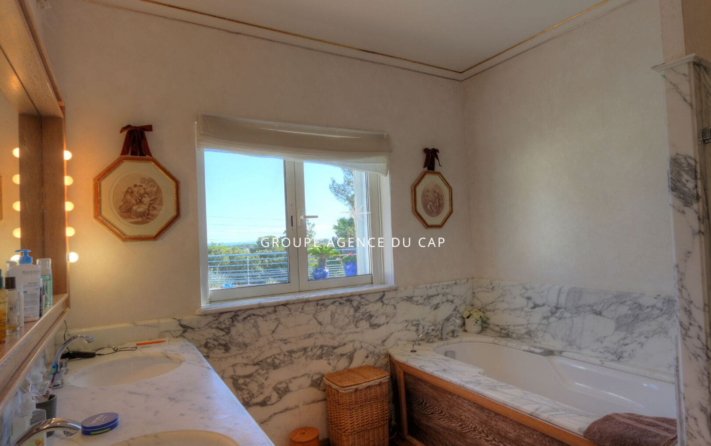 A VENDRE – VILLA VUE MER AVEC 3 CHAMBRES ET PISCINE A SAINT AYGULF Image 16