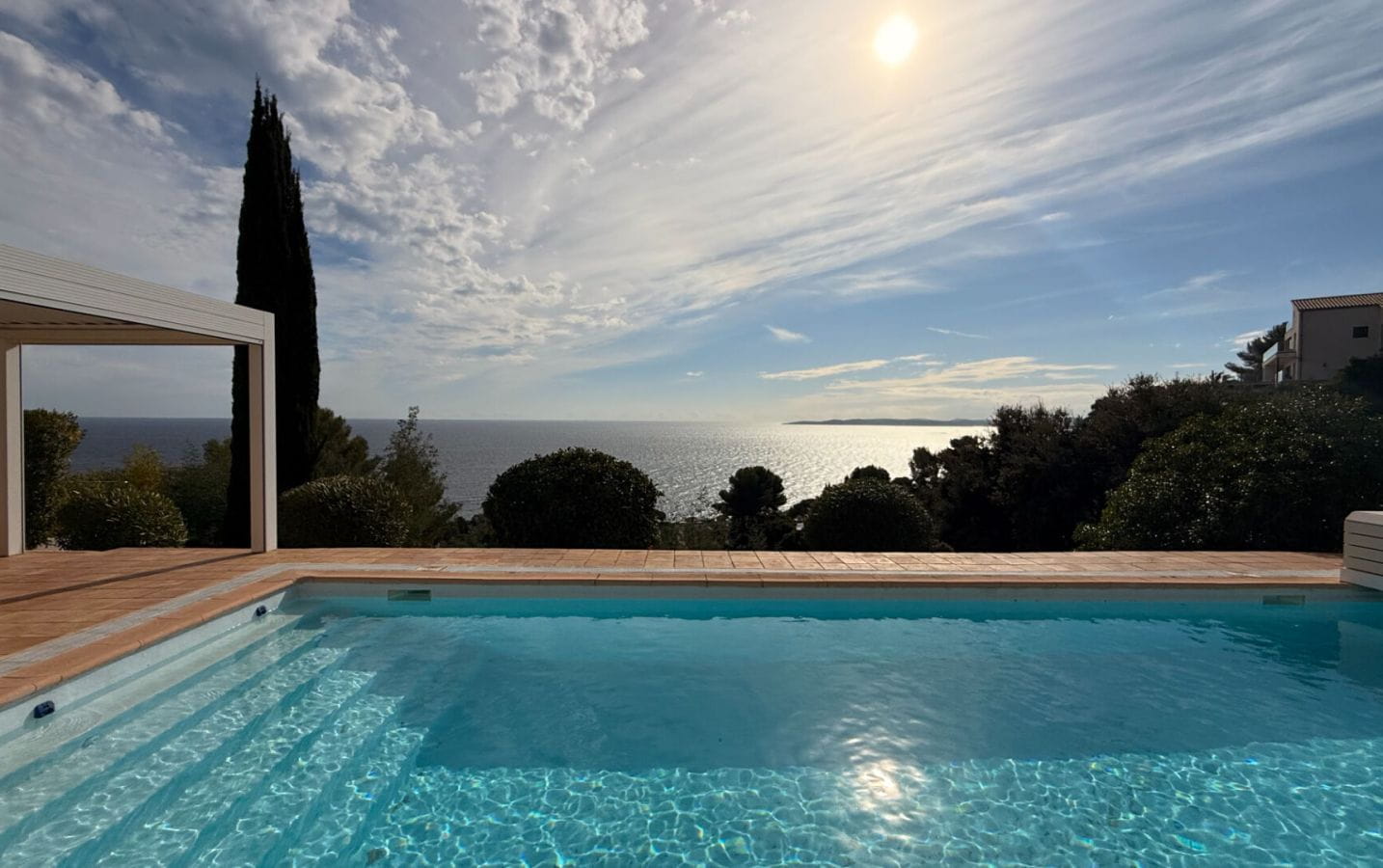 PANORAMIC SEA VIEW 7-ROOM VILLA WITH POOL AND GARAGE, IN LES ISSAMBRES Image 2