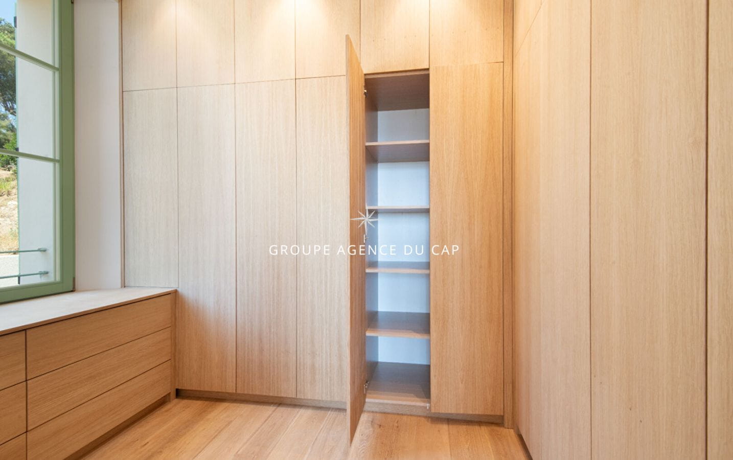 MANOIR D’EXCEPTION AUX ISSAMBRES – VUE MER PANORAMIQUE GARAGE DE 183 M² Image 12