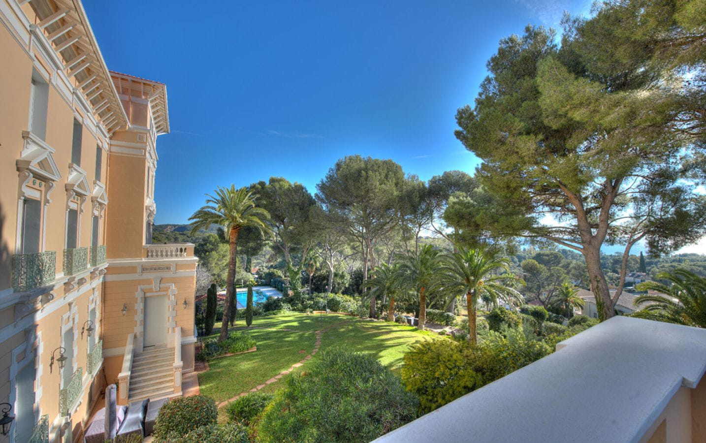 Appartement d’exception à Boulouris 5 pièce(s) 295 m2 vue mer Belle Epoque Image 1