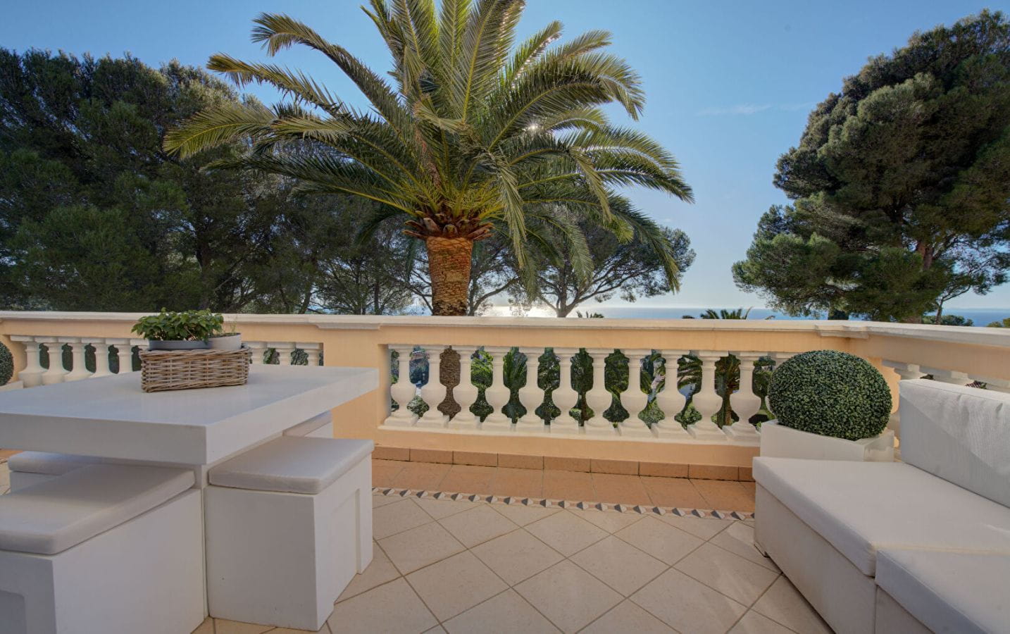 Appartement d’exception à Boulouris 5 pièce(s) 295 m2 vue mer Belle Epoque Image 2