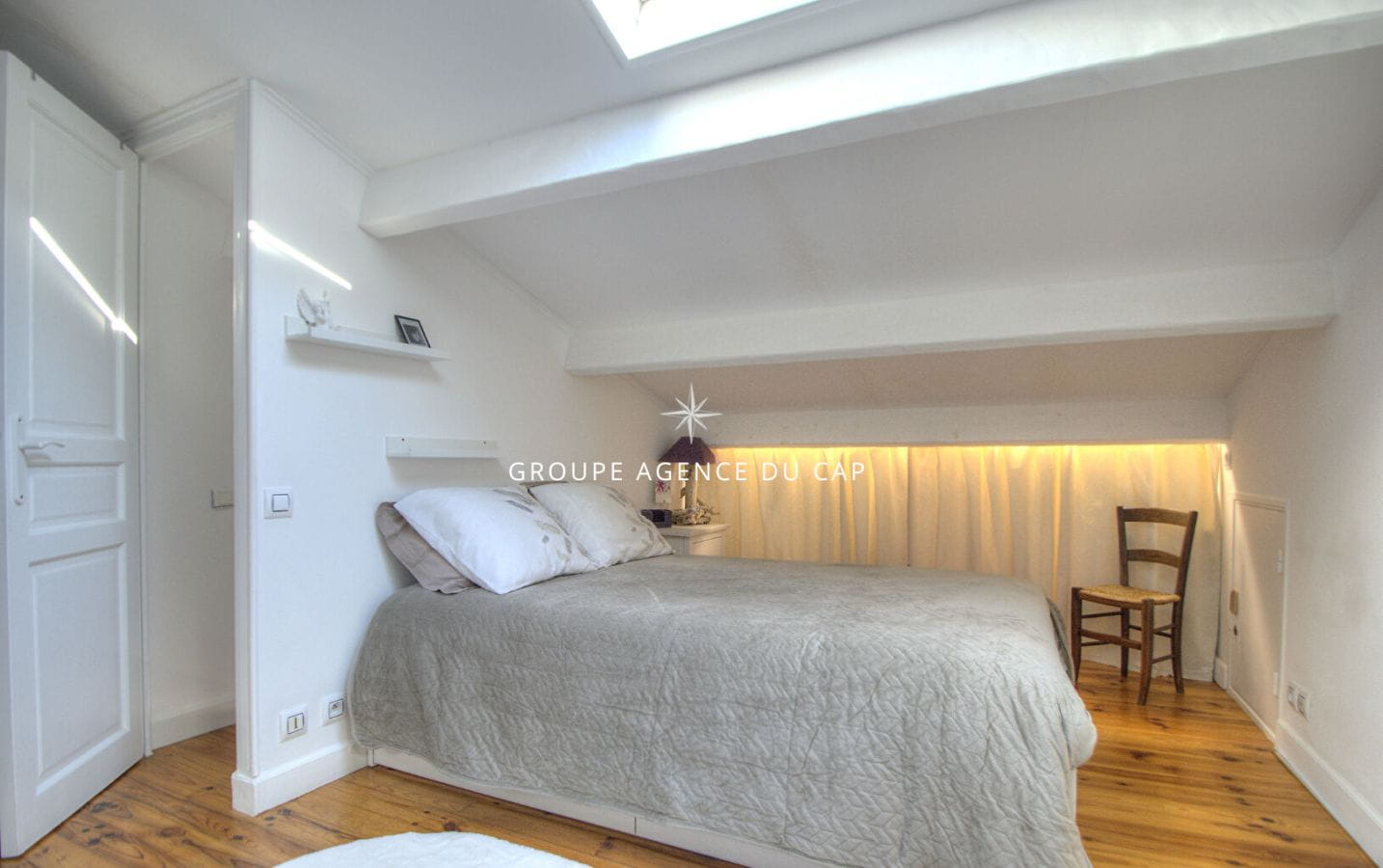 SAINT RAPHAEL, DUPLEX VUE MER 2 P, PARKING INTERIEUR, CAVE, TERRASSE, PISCINE ET MER ET PLAGE A 5 MNS Image 10