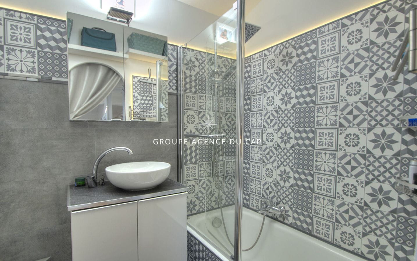 SAINT RAPHAEL, DUPLEX VUE MER 2 P, PARKING INTERIEUR, CAVE, TERRASSE, PISCINE ET MER ET PLAGE A 5 MNS Image 11