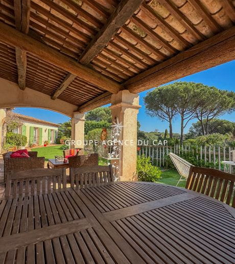 À VENDRE À SAINTE-MAXIME VILLA DE PLAIN-PIED AVEC PISCINE, 4 CHAMBRES ET APERC?U MER ? PROCHE DES PLAGES DE LA NARTELLE