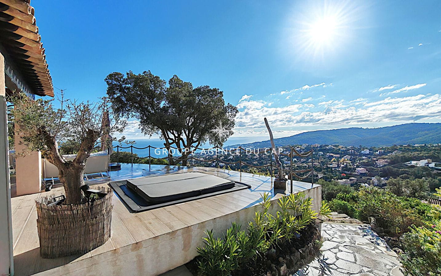 A VENDRE VILLA VUE MER DE 150M² AVEC 5 CHAMBRES PISCINE ET GARAGE SUR LES ISSAMBRES Image 14