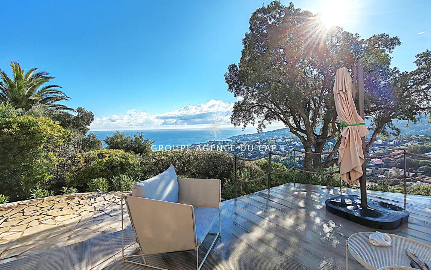 A VENDRE VILLA VUE MER DE 150M² AVEC 5 CHAMBRES PISCINE ET GARAGE SUR LES ISSAMBRES Image 0