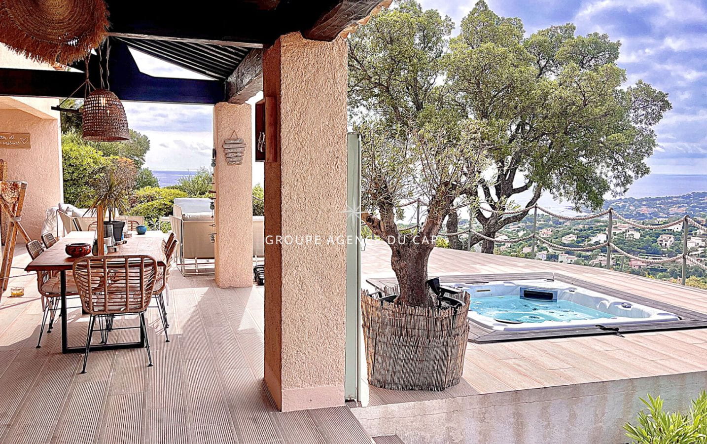 A VENDRE VILLA VUE MER DE 150M² AVEC 5 CHAMBRES PISCINE ET GARAGE SUR LES ISSAMBRES Image 17