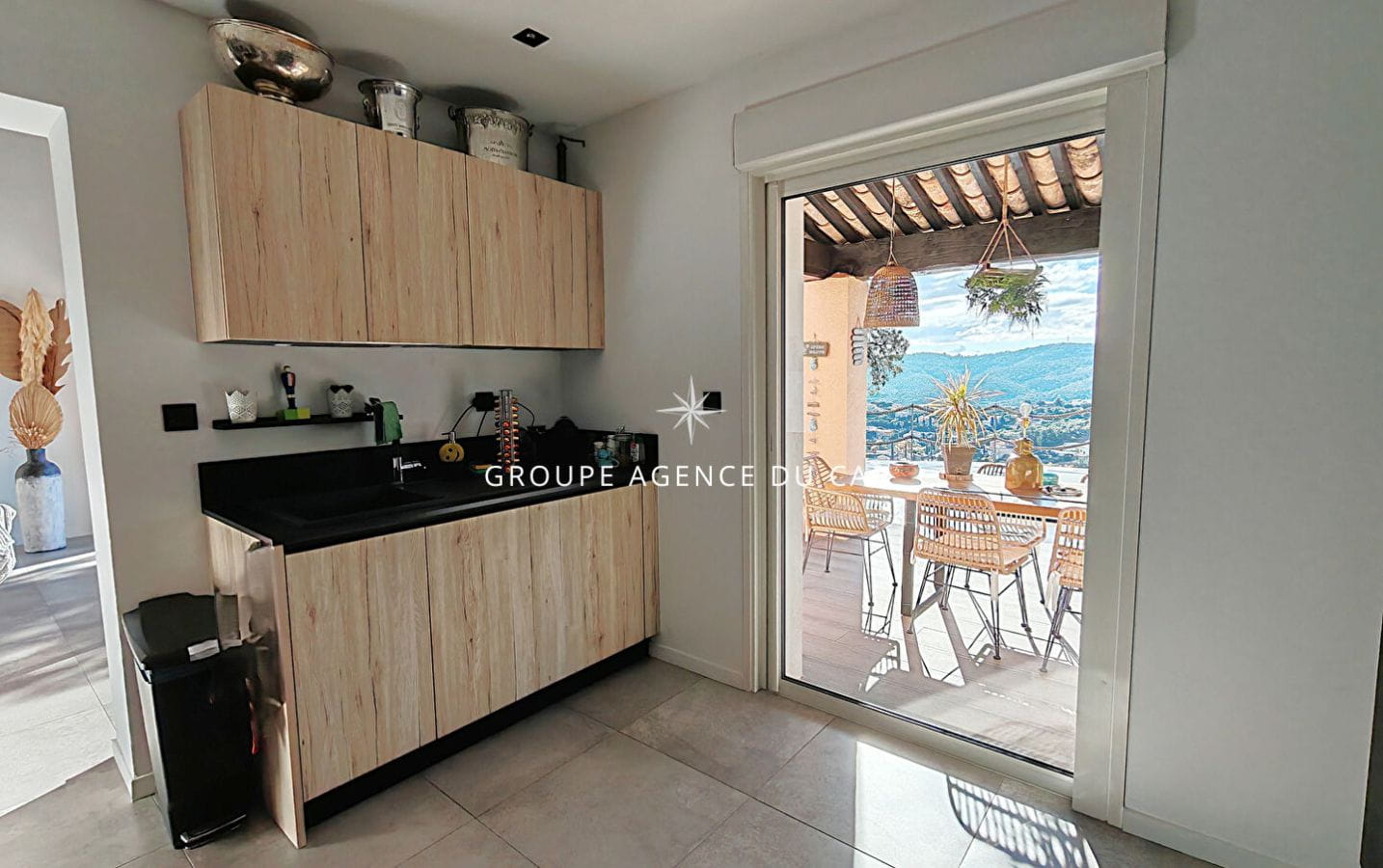 A VENDRE VILLA VUE MER DE 150M² AVEC 5 CHAMBRES PISCINE ET GARAGE SUR LES ISSAMBRES Image 7