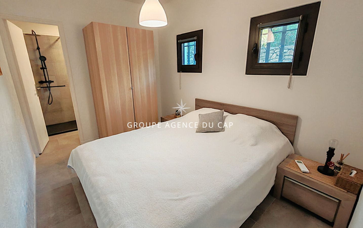 A VENDRE VILLA VUE MER DE 150M² AVEC 5 CHAMBRES PISCINE ET GARAGE SUR LES ISSAMBRES Image 9