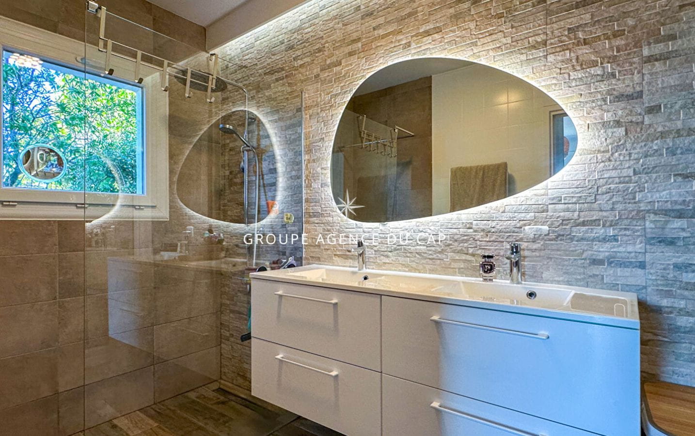 OFFRE ACCEPTEE EN COURS – A VENDRE VILLA VUE MER DE 150M² AVEC 5 CHAMBRES PISCINE ET GARAGE SUR LES ISSAMBRES Image 12