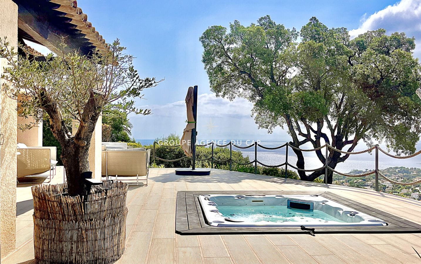 OFFRE ACCEPTEE EN COURS – A VENDRE VILLA VUE MER DE 150M² AVEC 5 CHAMBRES PISCINE ET GARAGE SUR LES ISSAMBRES Image 0