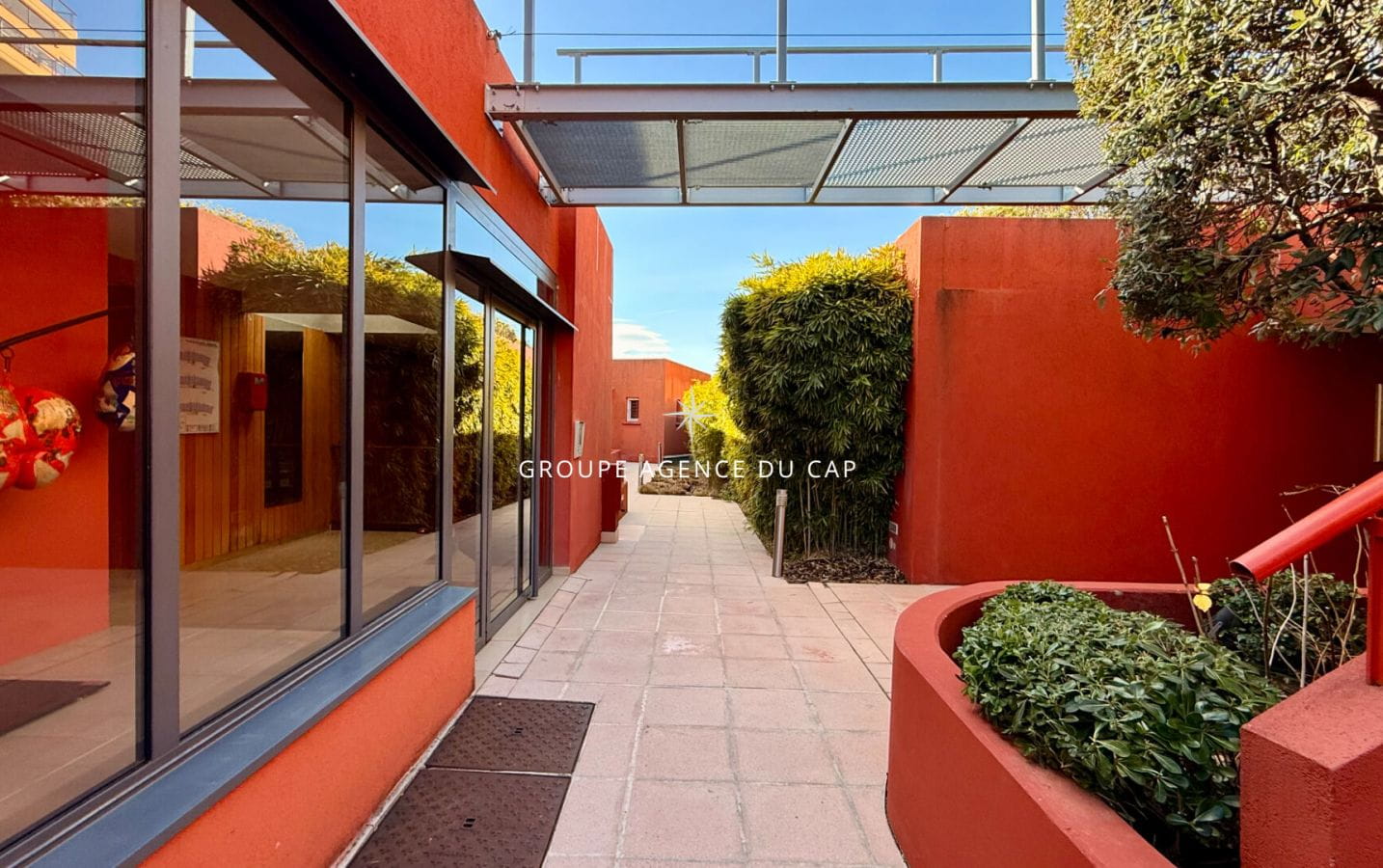 APPARTEMENT 3 PIECES AVEC VUE MER TERRASSE DOUBLE GARAGE ET CAVE, A MANDELIEU Image 12