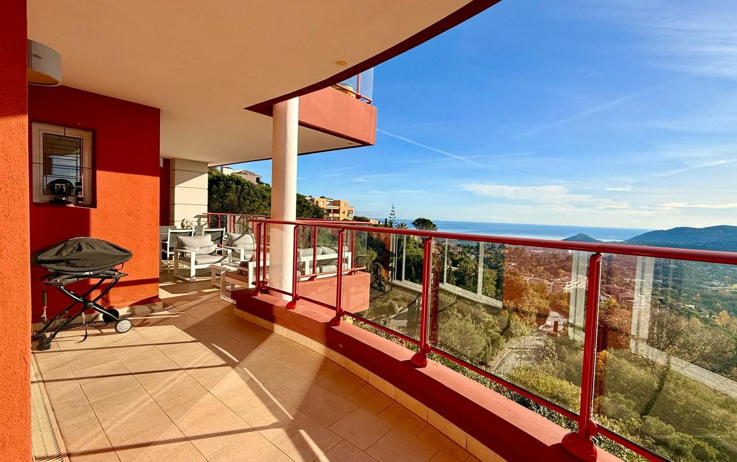 APPARTEMENT 3 PIECES AVEC VUE MER TERRASSE DOUBLE GARAGE ET CAVE, A MANDELIEU Image 4