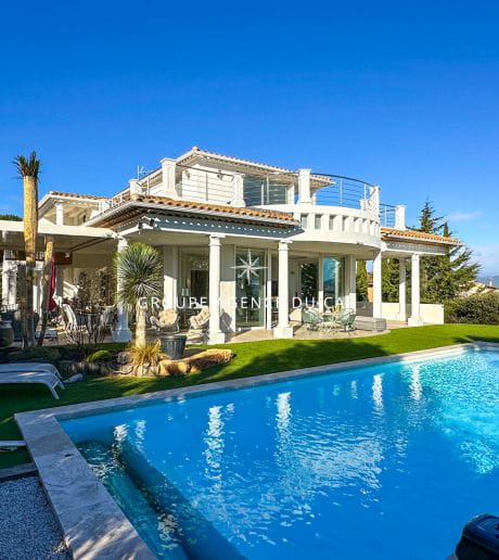 VILLA 9 PIECES AVEC VUE MER PISCINE GARAGE SALLE DE CINEMA, A SAINT AYGULF