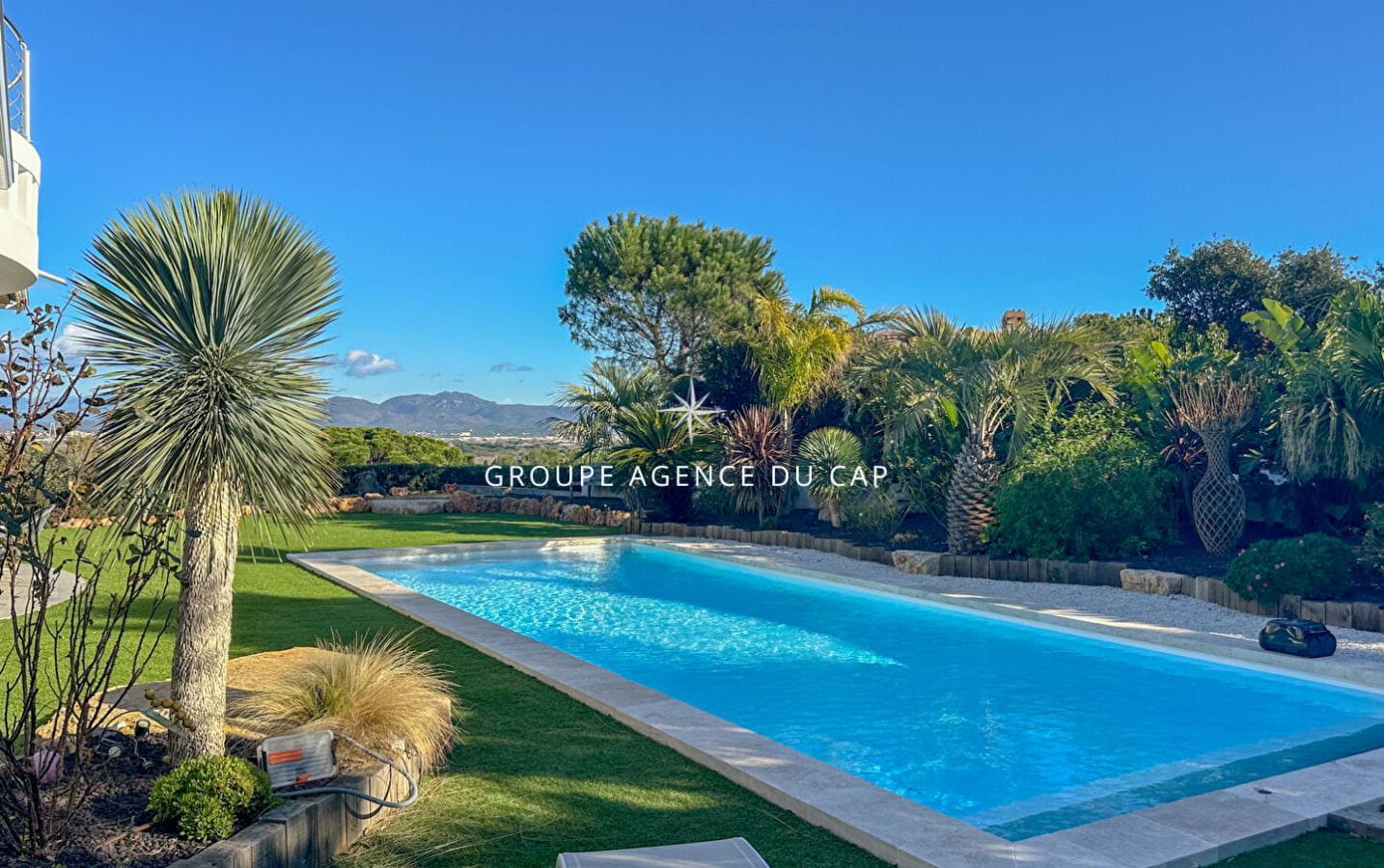 VILLA 9 PIECES AVEC VUE MER PISCINE GARAGE SALLE DE CINEMA, A SAINT AYGULF Image 5