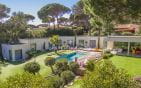 À VENDRE VILLA CONTEMPORAINE VUE MER DE PLAIN PIED TERRAIN PLAT PISCINE ET JACUZZI SALLE DE SPORT ET DOUBLE GARAGE , À GRIMAUD À PIEDS DES PLAGES Min 0