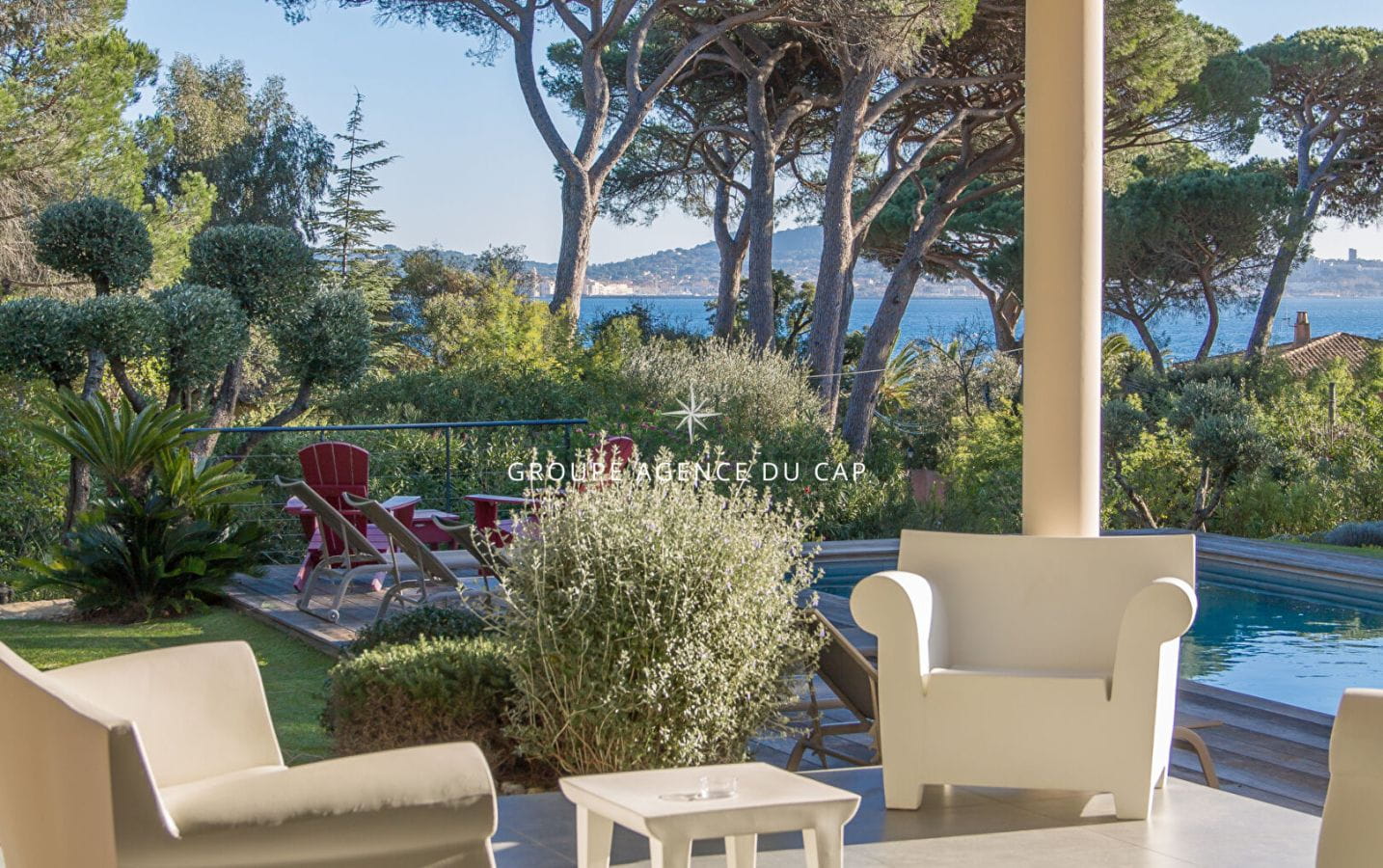 À VENDRE VILLA CONTEMPORAINE VUE MER DE PLAIN PIED TERRAIN PLAT PISCINE ET JACUZZI SALLE DE SPORT ET DOUBLE GARAGE , À GRIMAUD À PIEDS DES PLAGES Image 3