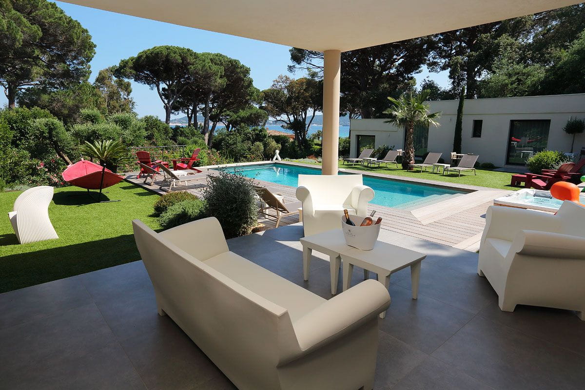 À VENDRE VILLA CONTEMPORAINE VUE MER DE PLAIN PIED TERRAIN PLAT PISCINE ET JACUZZI SALLE DE SPORT ET DOUBLE GARAGE , À GRIMAUD À PIEDS DES PLAGES Image 4