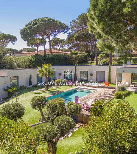 À VENDRE VILLA CONTEMPORAINE VUE MER DE PLAIN PIED TERRAIN PLAT PISCINE ET JACUZZI SALLE DE SPORT ET DOUBLE GARAGE , À GRIMAUD À PIEDS DES PLAGES