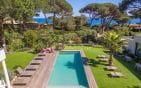FOR SALE: Contemporary single-story villa with sea view, flat plot, swimming pool and jacuzzi, gym and double garage, in Grimaud, walking distance to the beaches Min 1