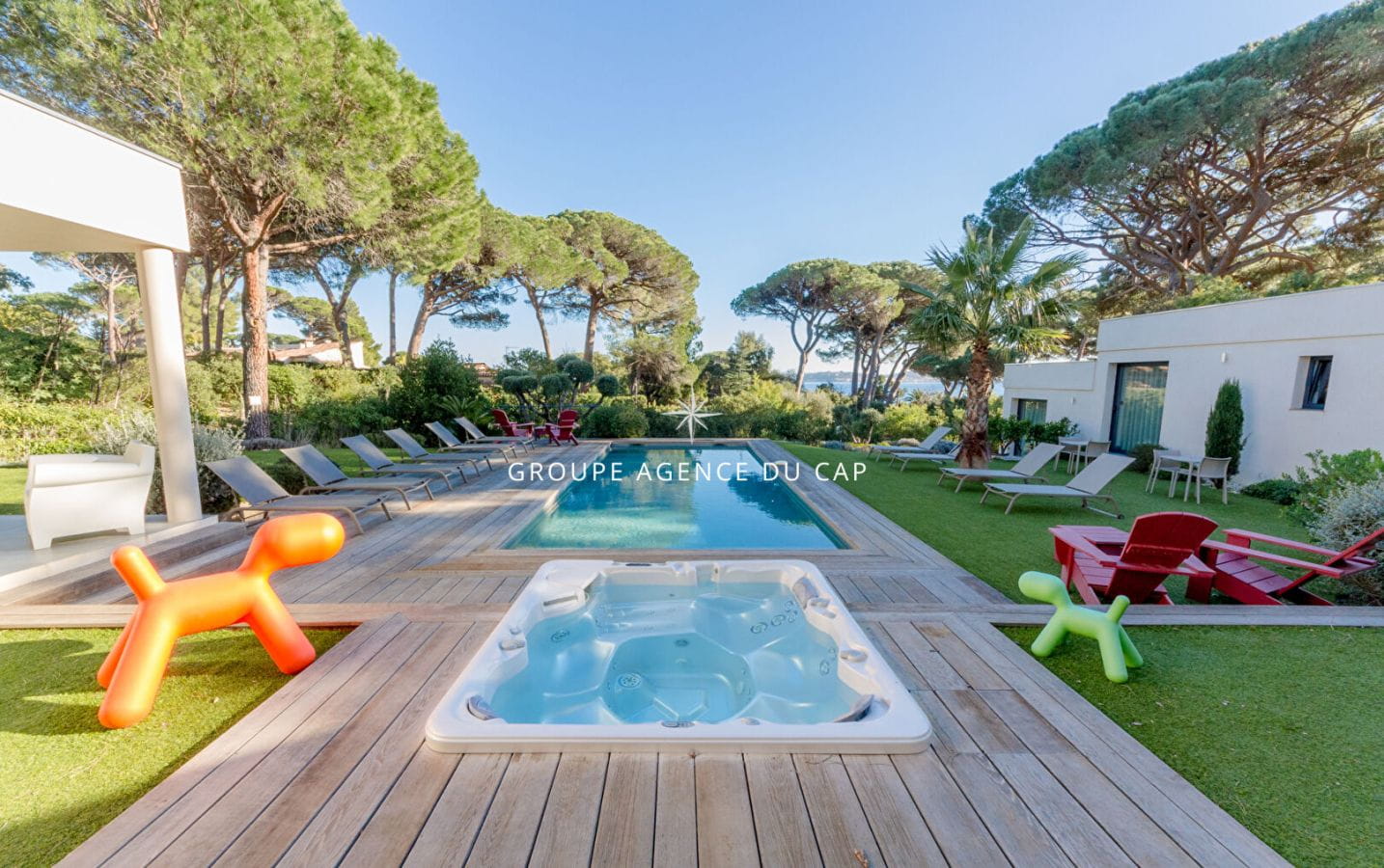 FOR SALE: Contemporary single-story villa with sea view, flat plot, swimming pool and jacuzzi, gym and double garage, in Grimaud, walking distance to the beaches Image 2