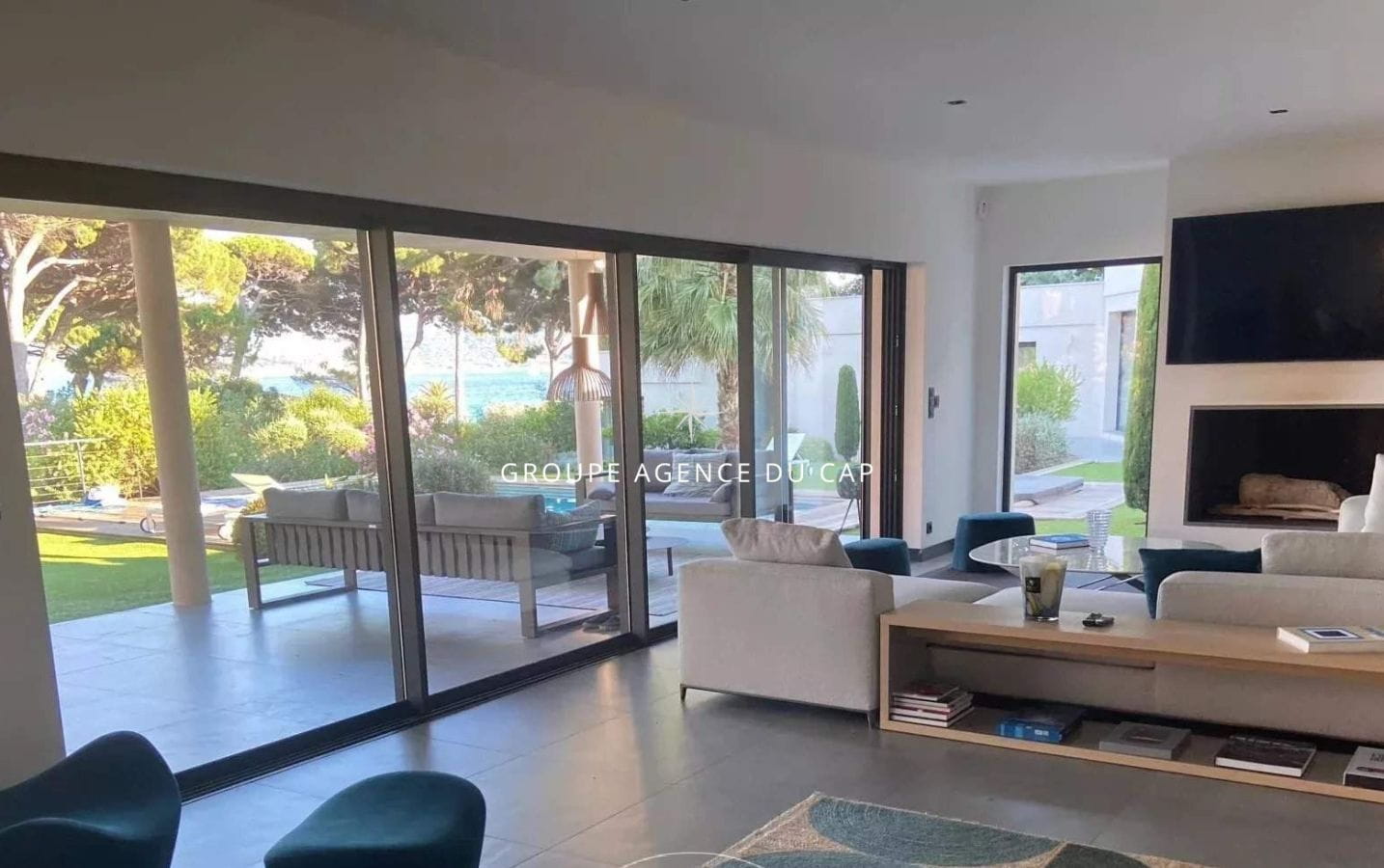 FOR SALE: Contemporary single-story villa with sea view, flat plot, swimming pool and jacuzzi, gym and double garage, in Grimaud, walking distance to the beaches Image 5