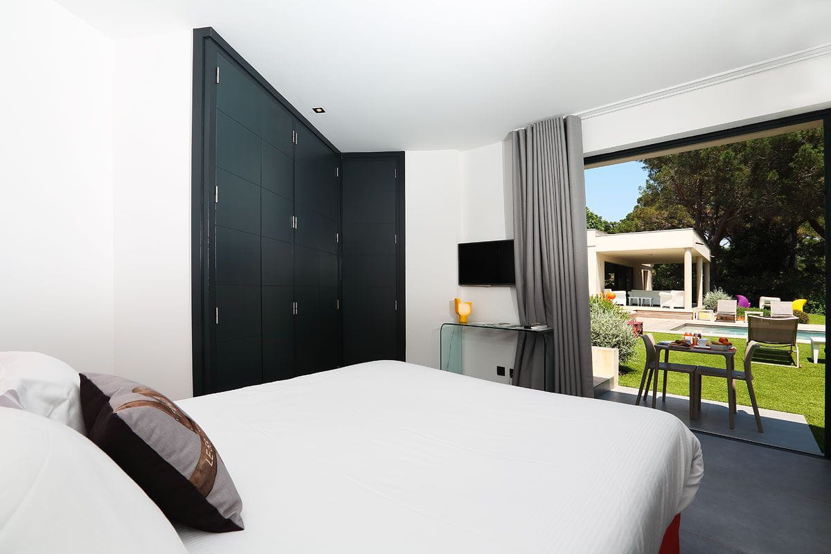 FOR SALE: Contemporary single-story villa with sea view, flat plot, swimming pool and jacuzzi, gym and double garage, in Grimaud, walking distance to the beaches Image 6