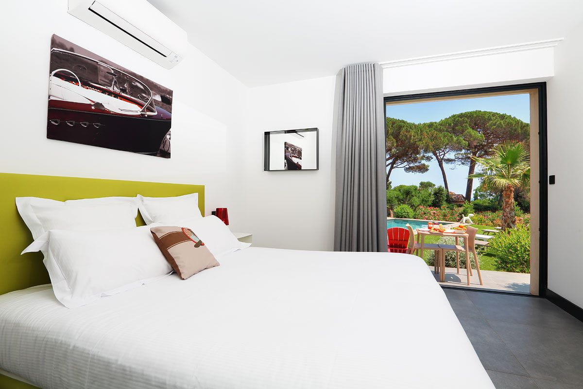 FOR SALE: Contemporary single-story villa with sea view, flat plot, swimming pool and jacuzzi, gym and double garage, in Grimaud, walking distance to the beaches Image 7