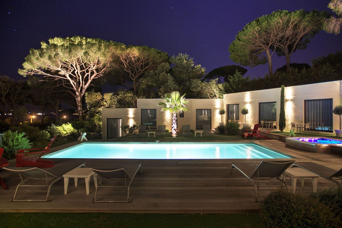 FOR SALE: Contemporary single-story villa with sea view, flat plot, swimming pool and jacuzzi, gym and double garage, in Grimaud, walking distance to the beaches Image 9