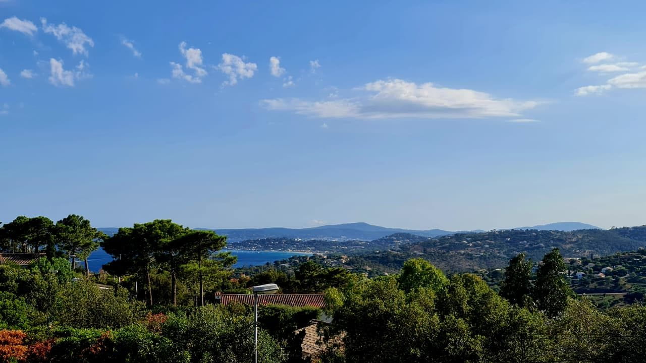 A VENDRE VILLA VUE MER DE L&rsquo;ETAGE 3 CHAMBRES PISCINE GARAGE AUX ISSAMBRES Image 1