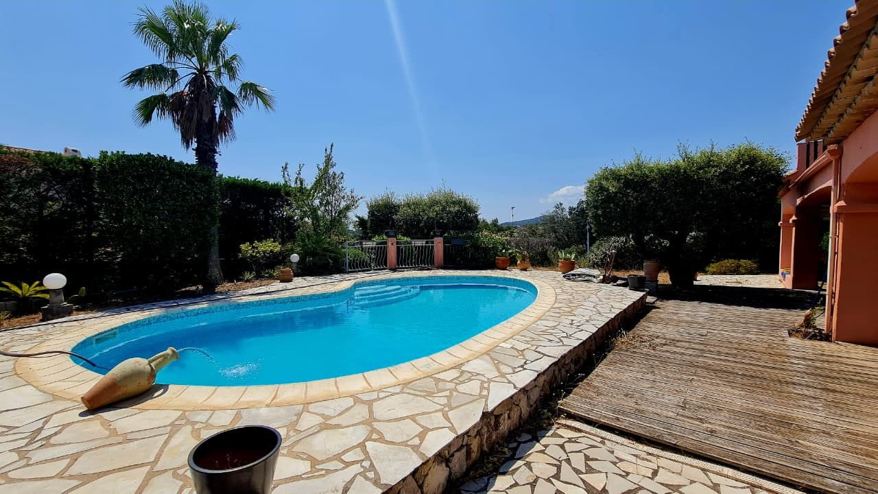 A VENDRE VILLA VUE MER DE L&rsquo;ETAGE 3 CHAMBRES PISCINE GARAGE AUX ISSAMBRES Image 2