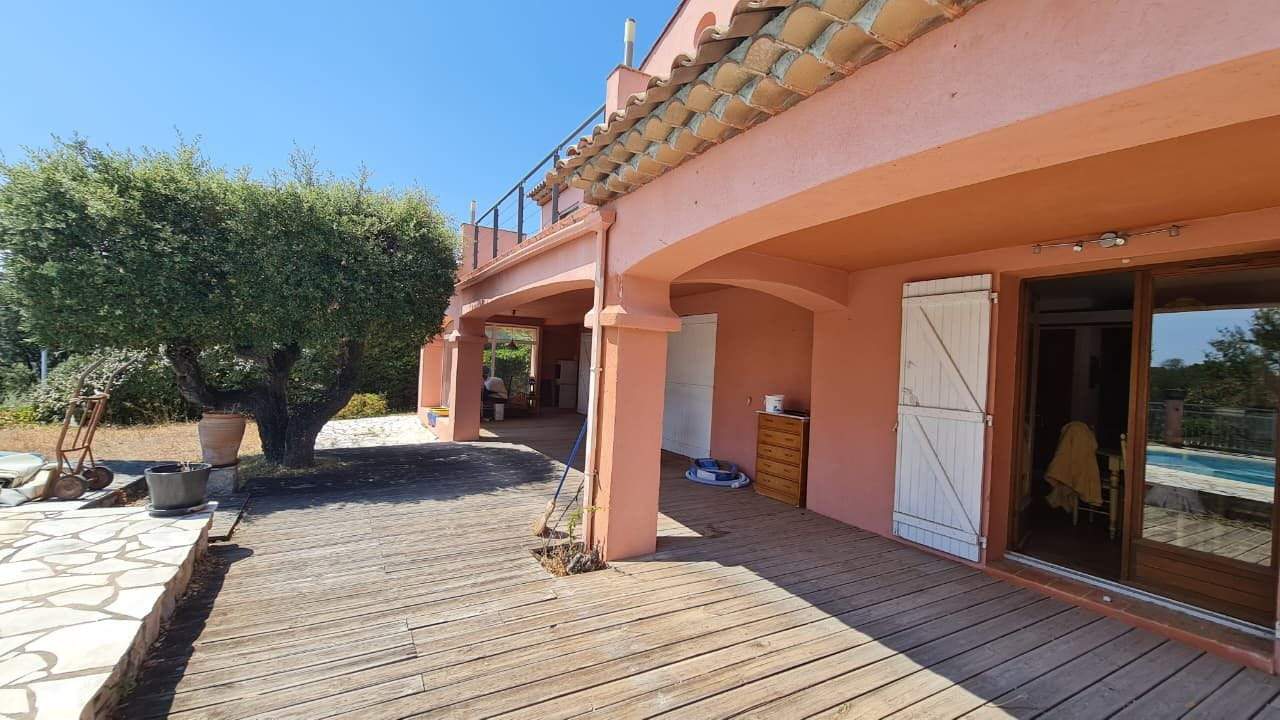 A VENDRE VILLA VUE MER DE L&rsquo;ETAGE 3 CHAMBRES PISCINE GARAGE AUX ISSAMBRES Image 3